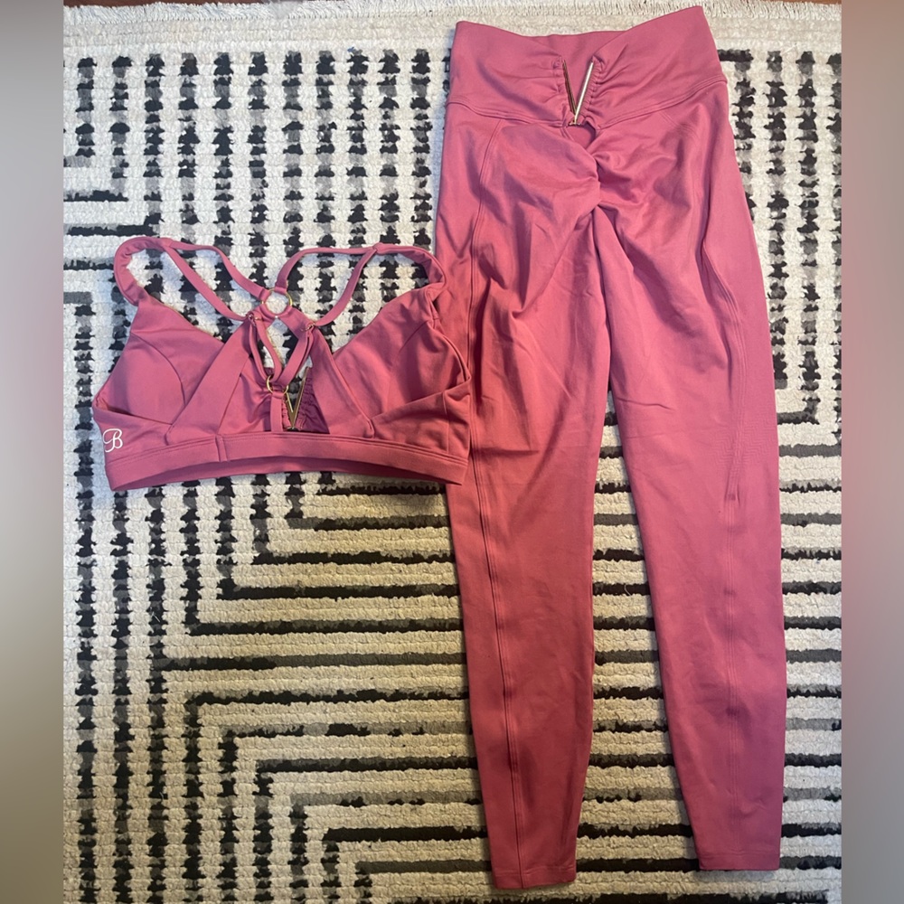 Victory Scrunch leggings (M) & knockout sports bra (XL) in blush
